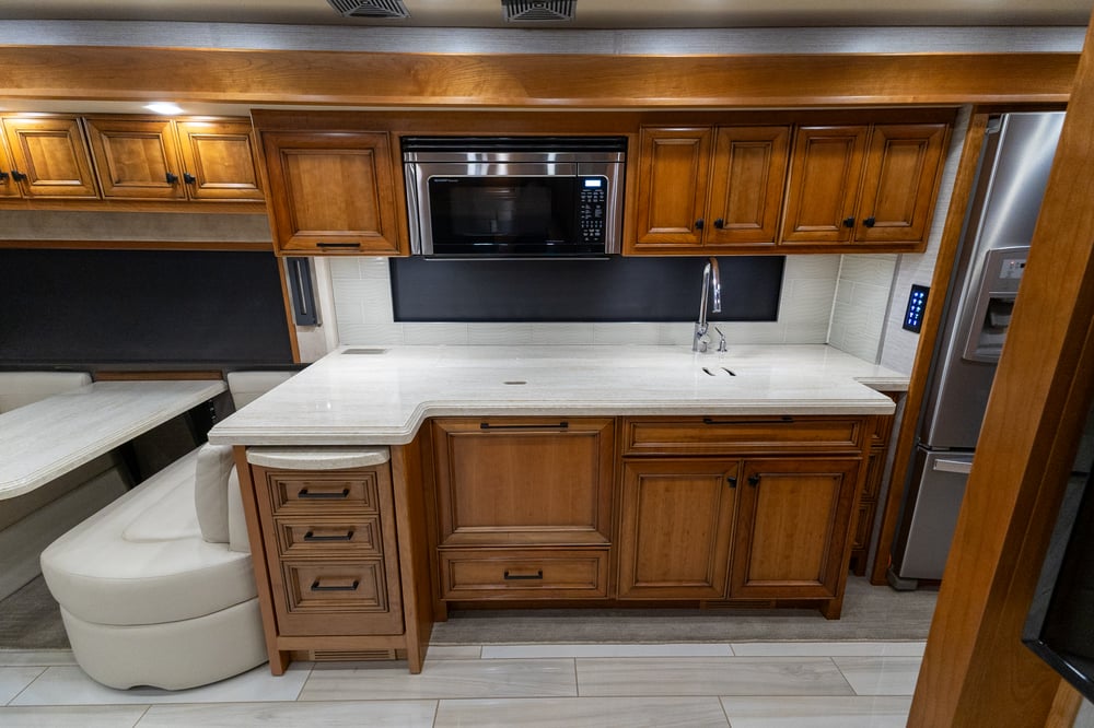 4How to Choose the Right Luxury Motorcoach for Travel