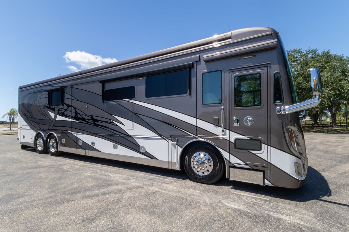 2021 Tiffin Zephyr 45PZ gallery image-2