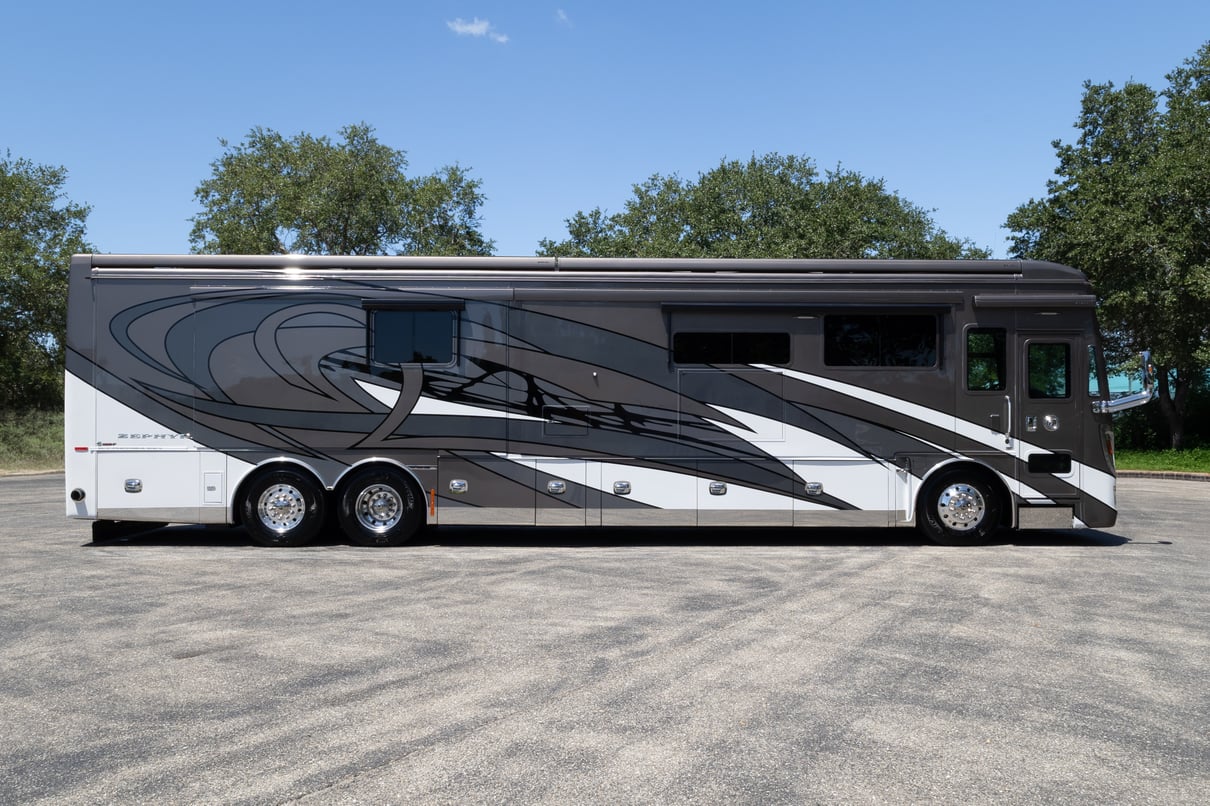 2021 Tiffin Zephyr 45PZ gallery image-3