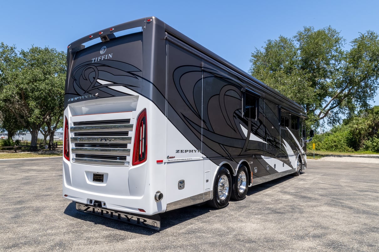 2021 Tiffin Zephyr 45PZ gallery image-5