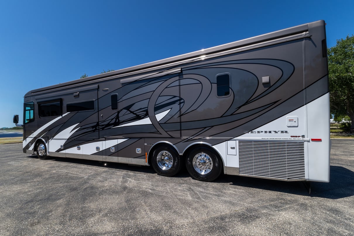 2021 Tiffin Zephyr 45PZ gallery image-8