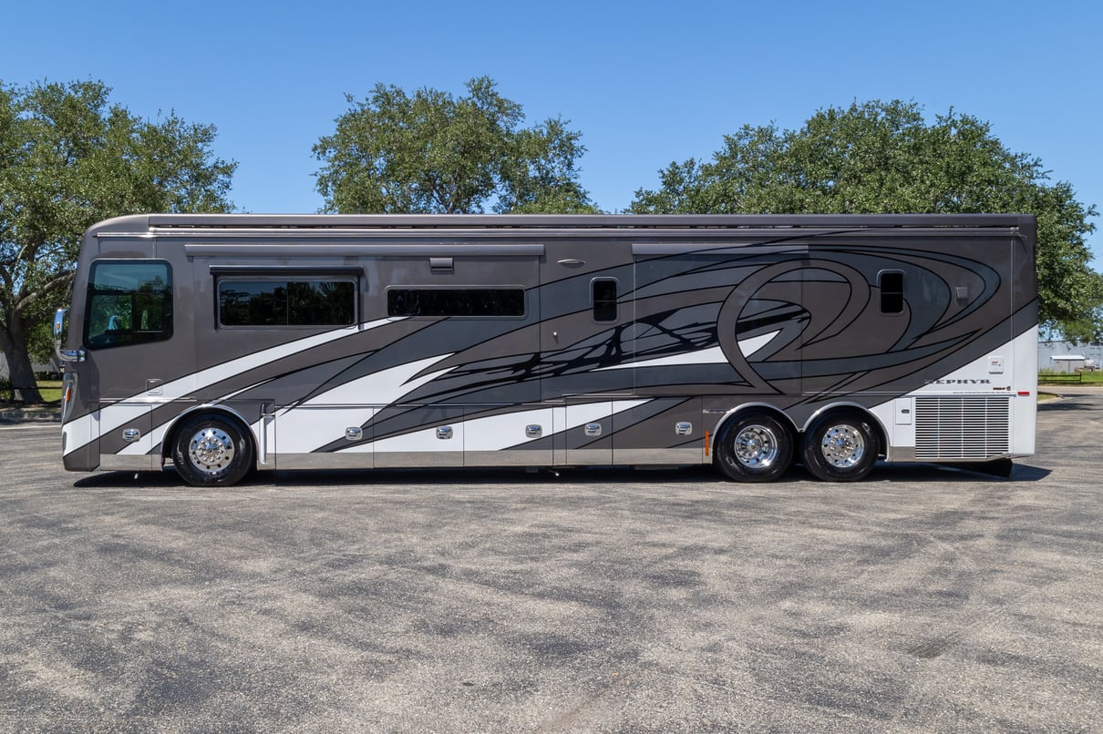 2021 Tiffin Zephyr 45PZ gallery image-9