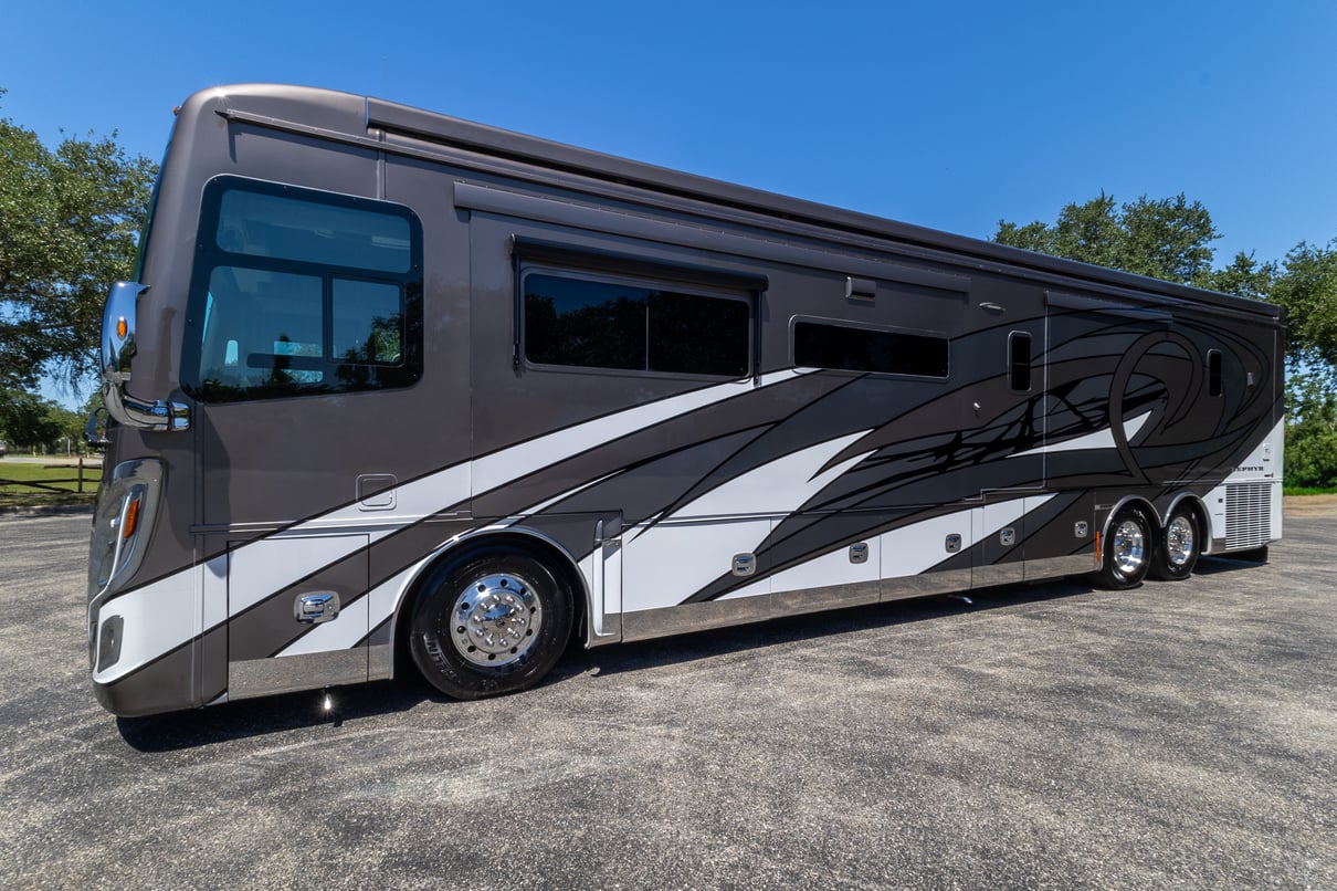 2021 Tiffin Zephyr 45PZ gallery image-10