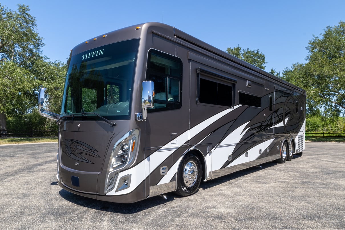 2021 Tiffin Zephyr 45PZ gallery image-11