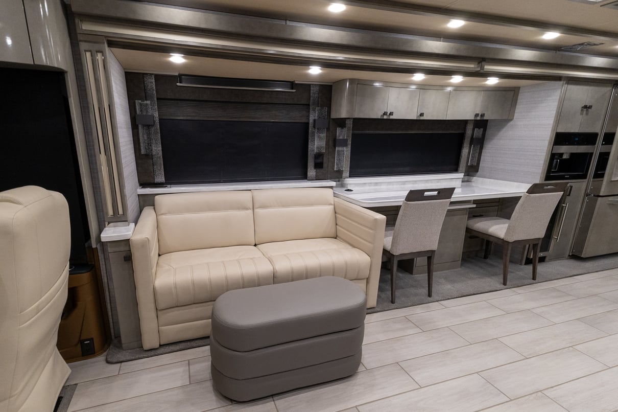 2021 Tiffin Zephyr 45PZ gallery image-15