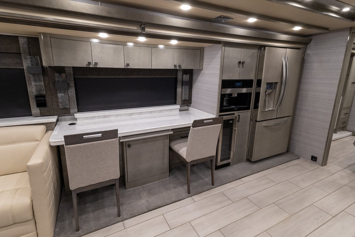 2021 Tiffin Zephyr 45PZ gallery image-16