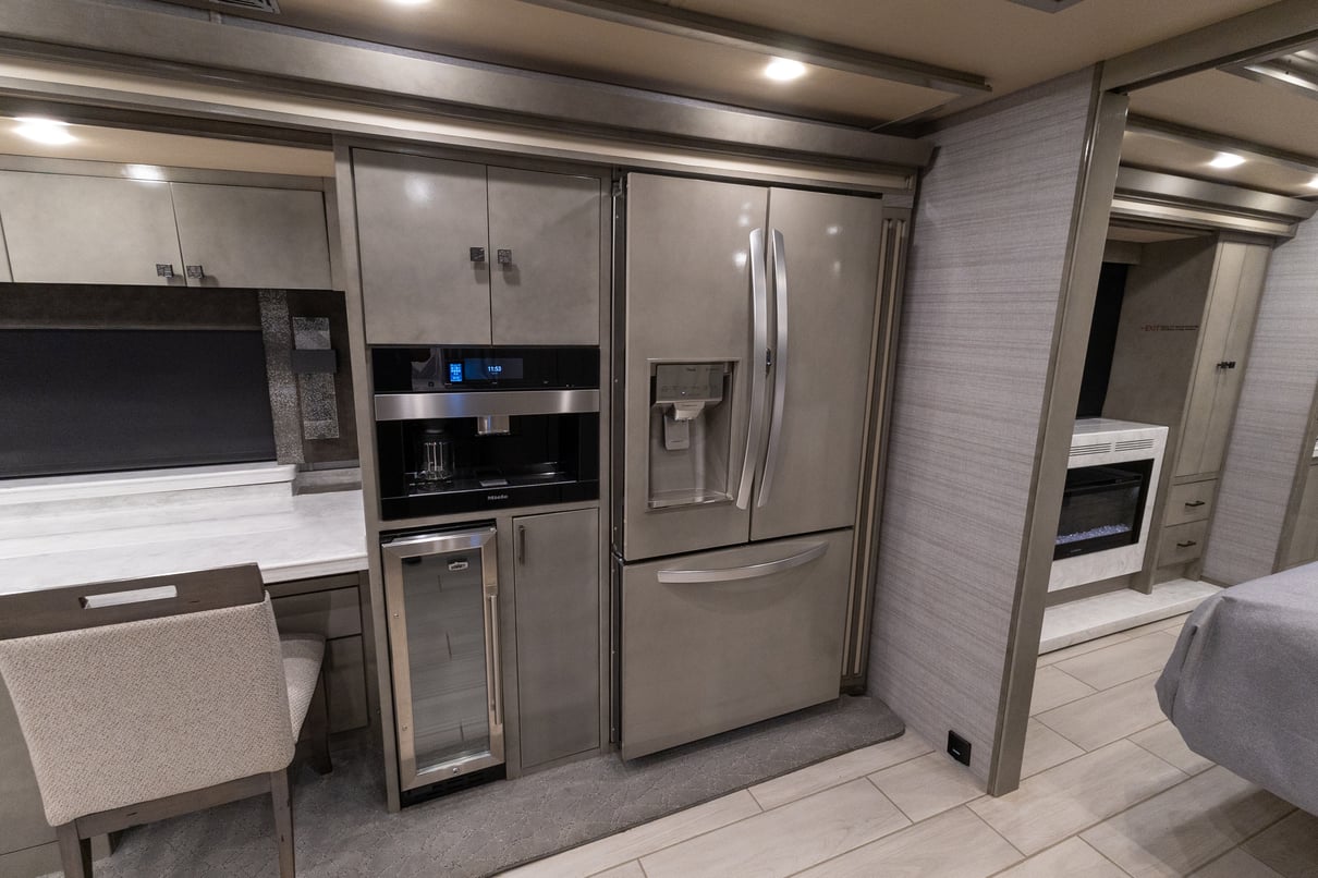 2021 Tiffin Zephyr 45PZ gallery image-17