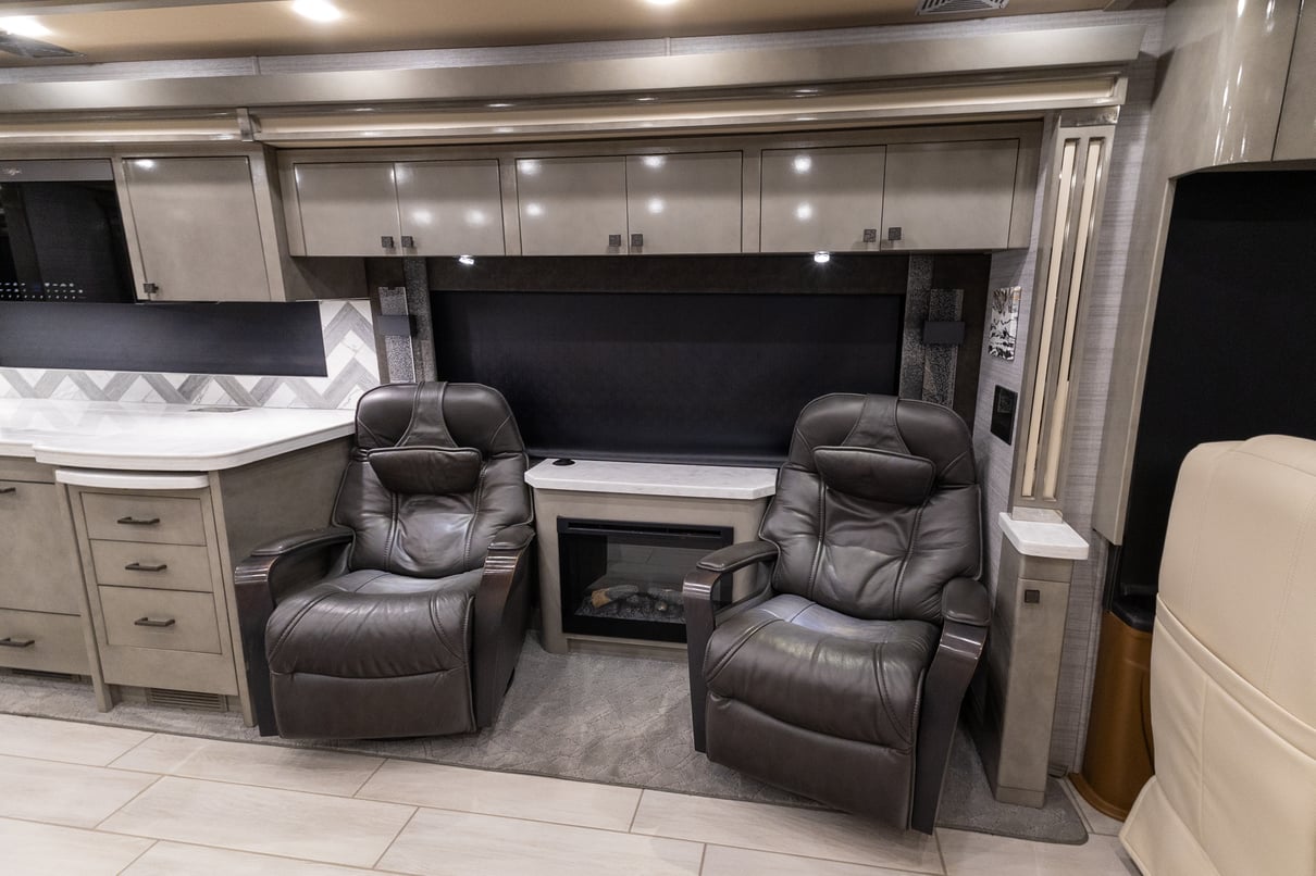 2021 Tiffin Zephyr 45PZ gallery image-18