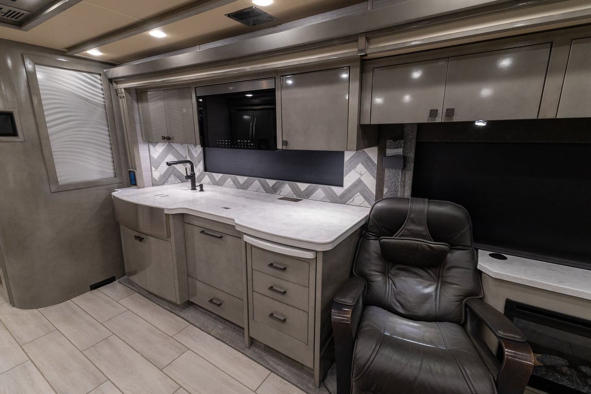 2021 Tiffin Zephyr 45PZ gallery image-19