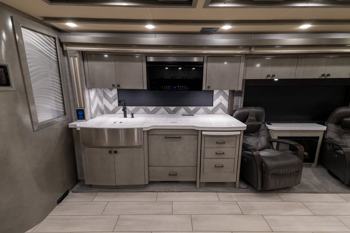 2021 Tiffin Zephyr 45PZ gallery image-20