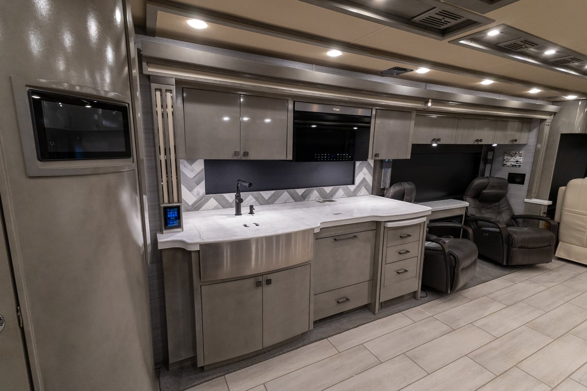 2021 Tiffin Zephyr 45PZ gallery image-21