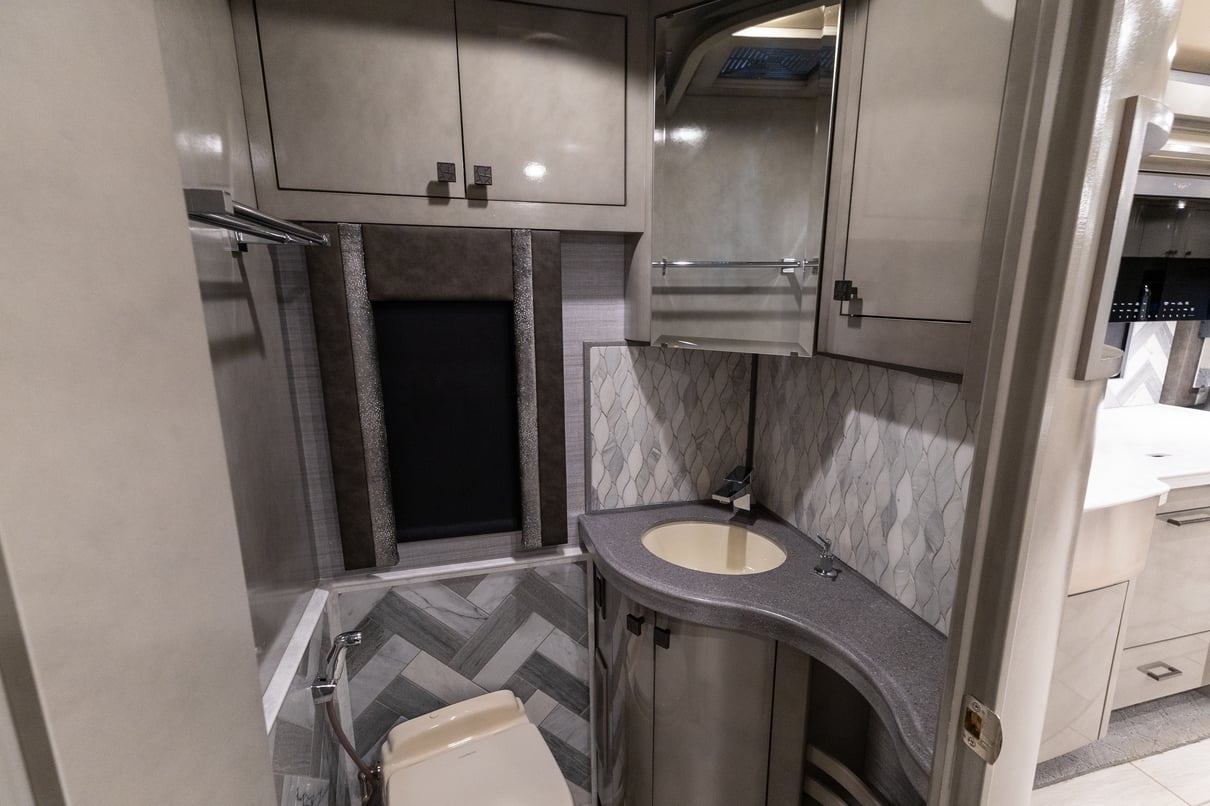 2021 Tiffin Zephyr 45PZ gallery image-23