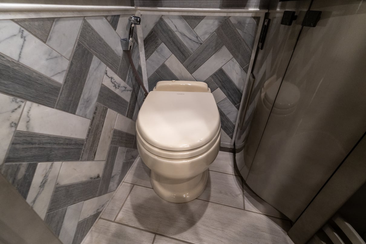 2021 Tiffin Zephyr 45PZ gallery image-24