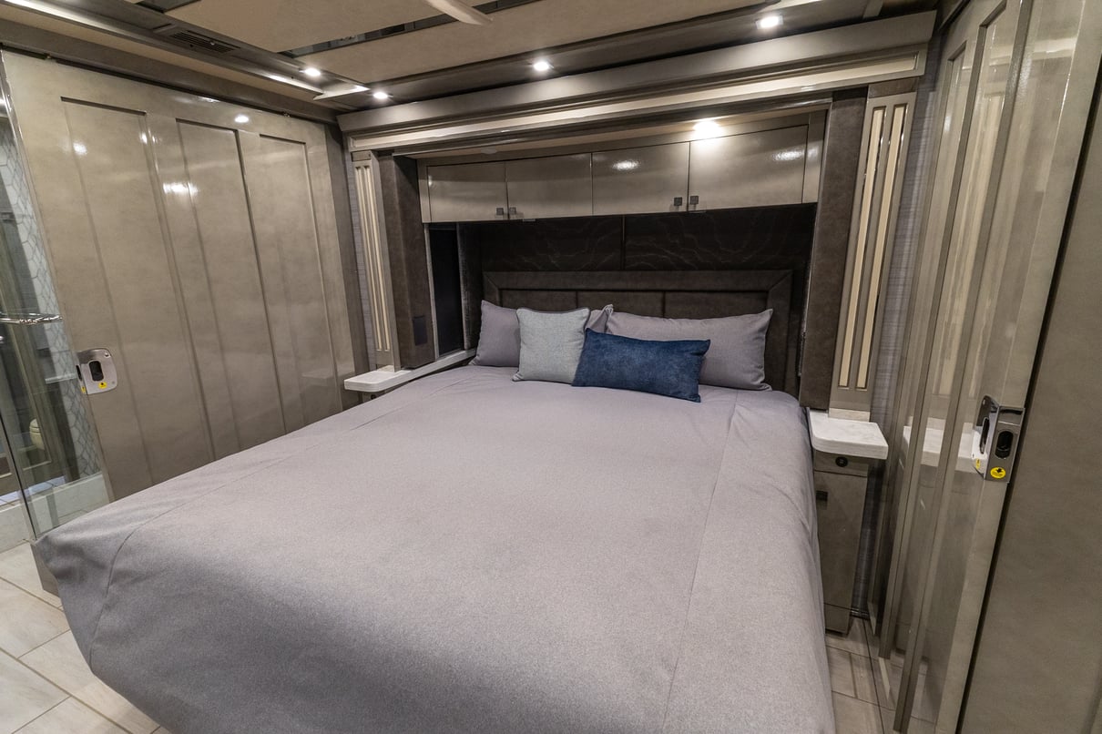 2021 Tiffin Zephyr 45PZ gallery image-25