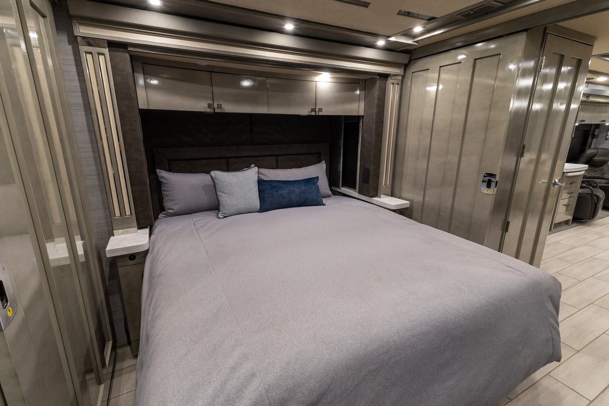 2021 Tiffin Zephyr 45PZ gallery image-27