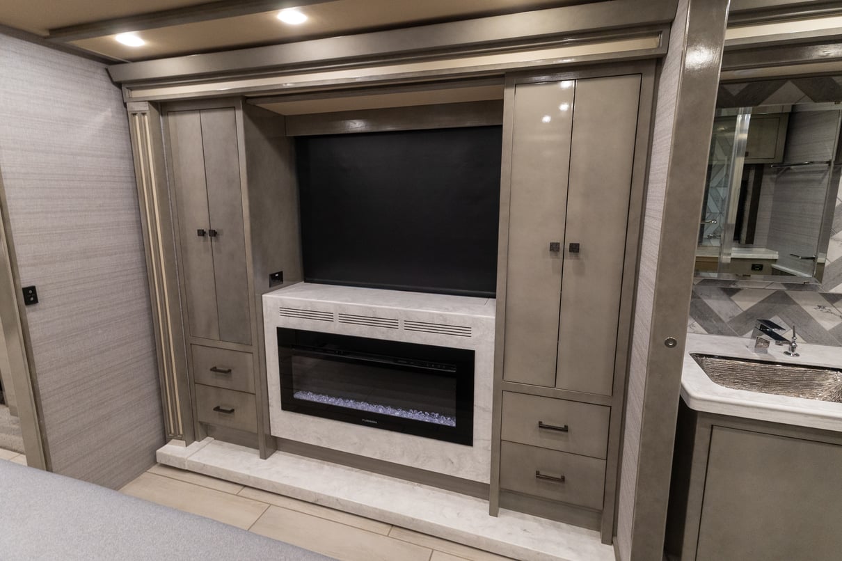 2021 Tiffin Zephyr 45PZ gallery image-28