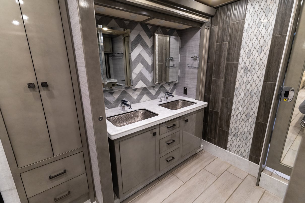 2021 Tiffin Zephyr 45PZ gallery image-29