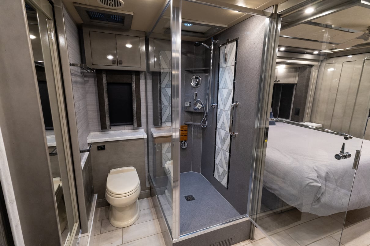 2021 Tiffin Zephyr 45PZ gallery image-30