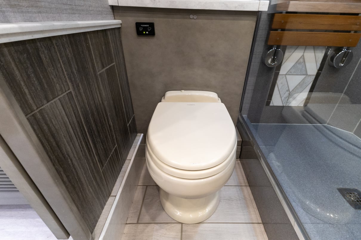 2021 Tiffin Zephyr 45PZ gallery image-31