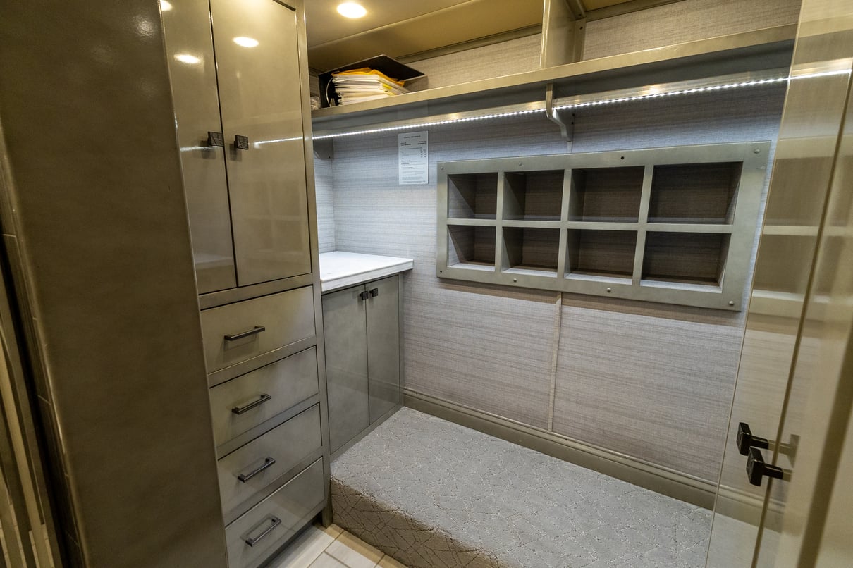 2021 Tiffin Zephyr 45PZ gallery image-32