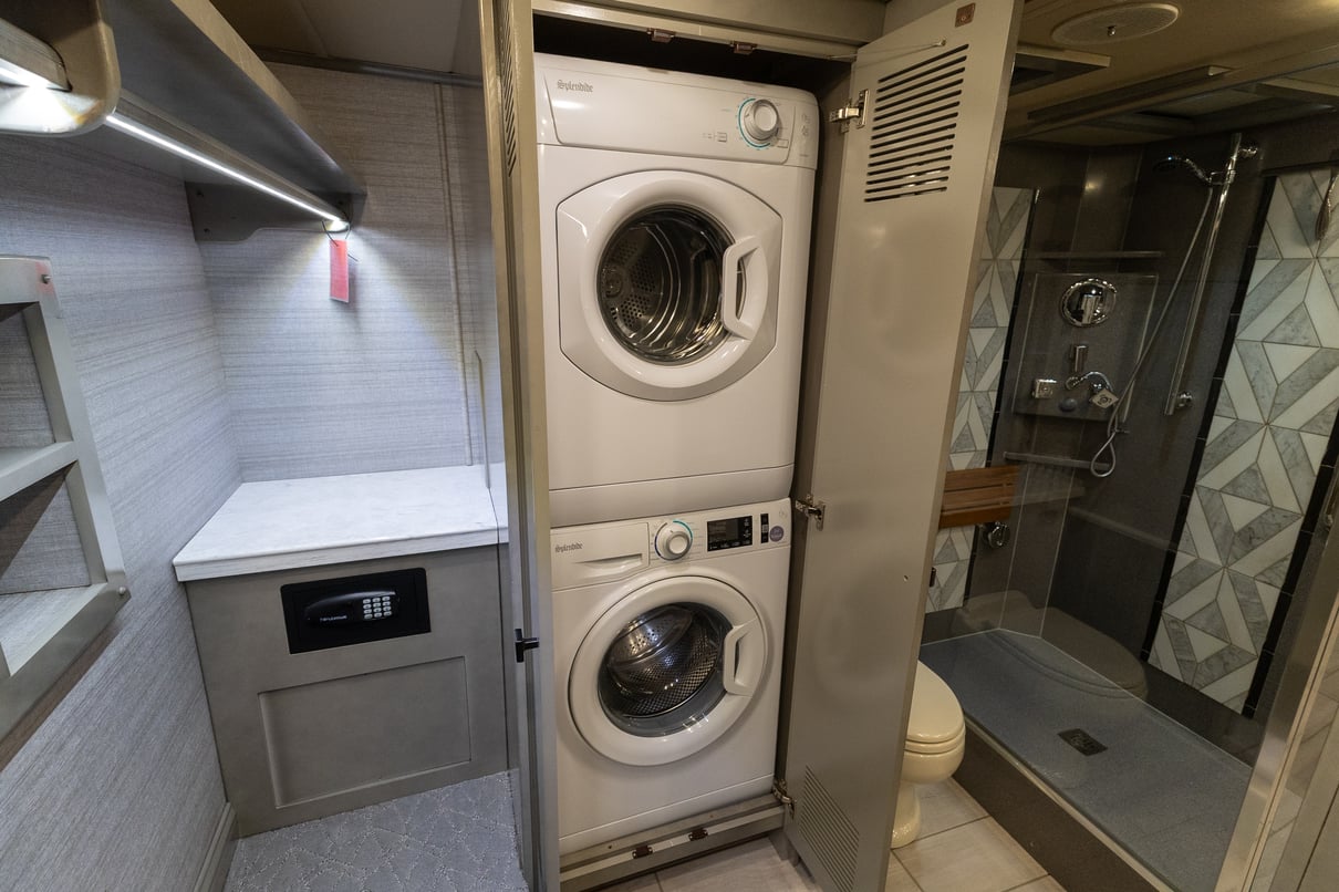 2021 Tiffin Zephyr 45PZ gallery image-33