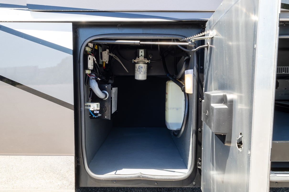 2021 Tiffin Zephyr 45PZ gallery image-39