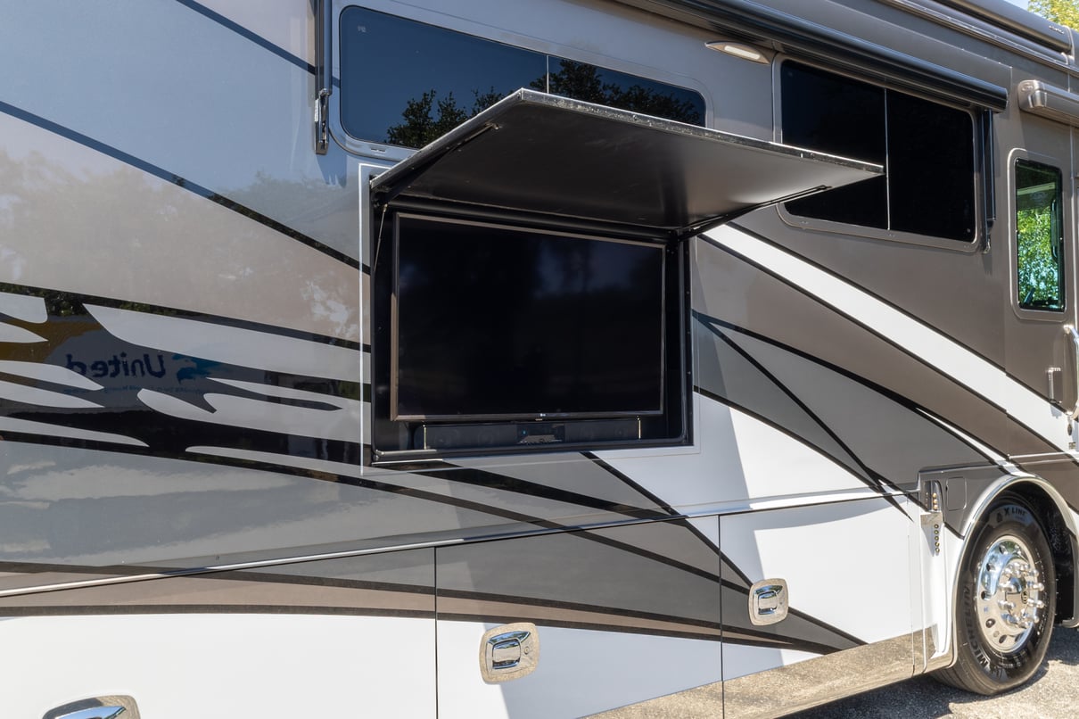 2021 Tiffin Zephyr 45PZ gallery image-43