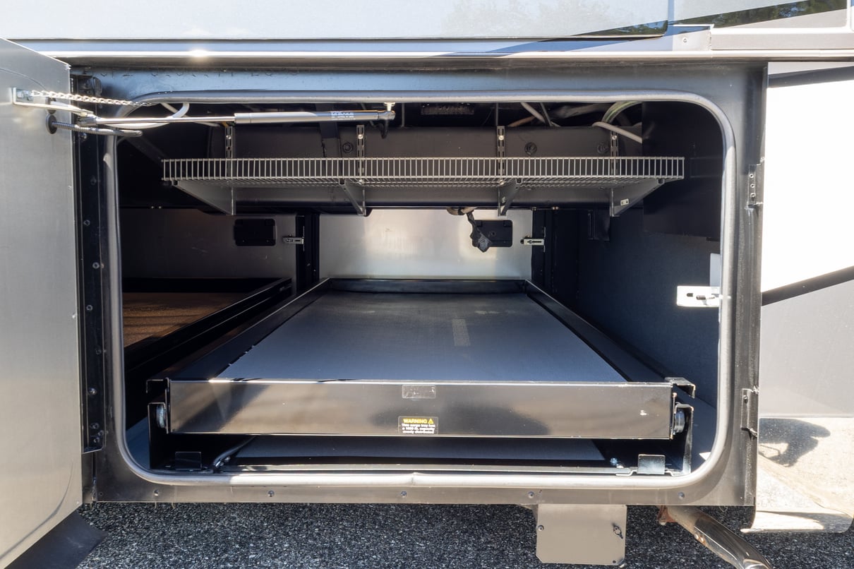 2021 Tiffin Zephyr 45PZ gallery image-47