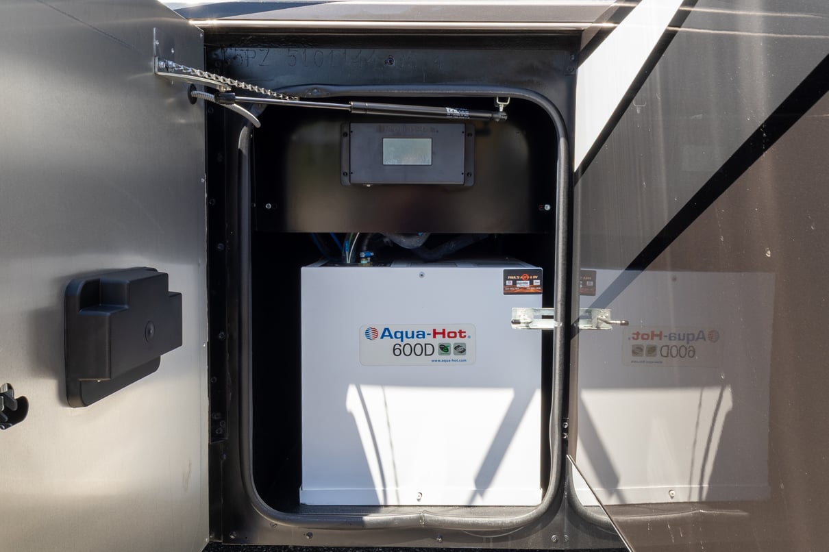 2021 Tiffin Zephyr 45PZ gallery image-48