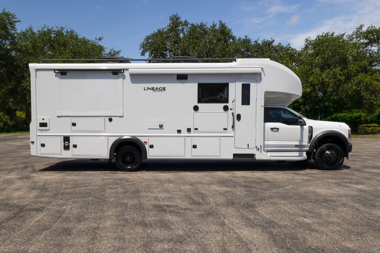 2026 Grand Design Lineage F 31ZW gallery image-3