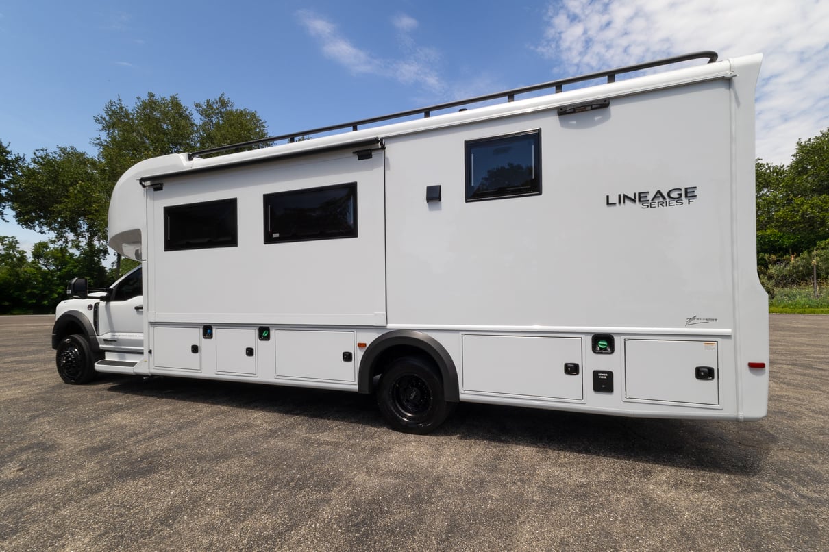 2026 Grand Design Lineage F 31ZW gallery image-8