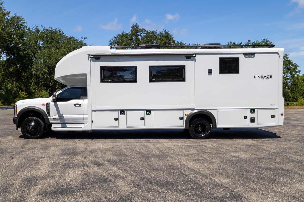 2026 Grand Design Lineage F 31ZW gallery image-9