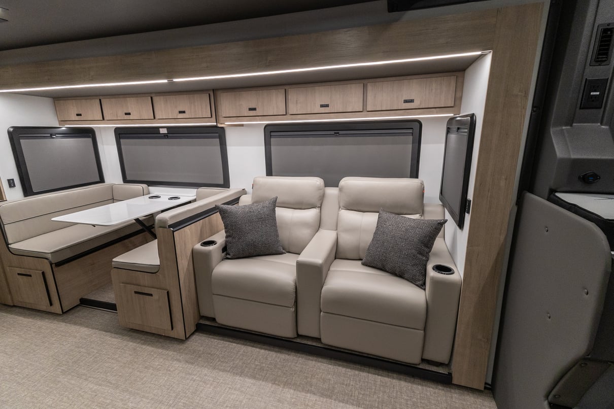 2026 Grand Design Lineage F 31ZW gallery image-15