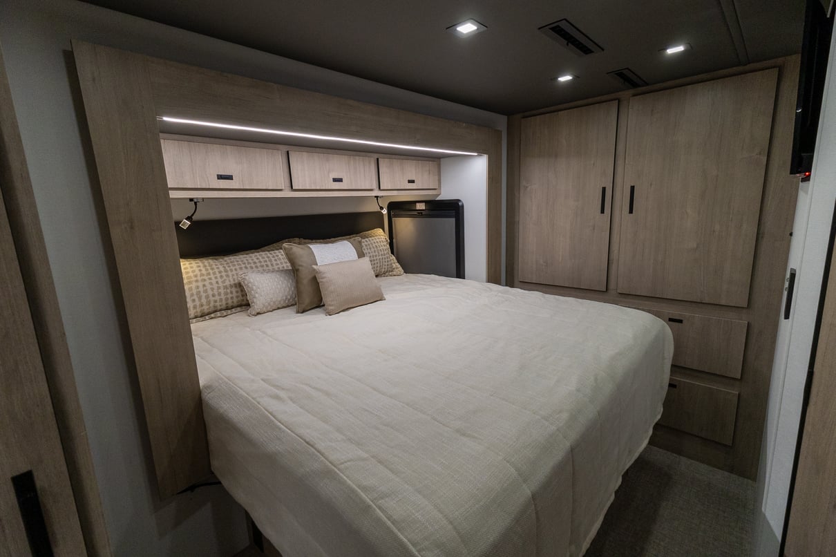 2026 Grand Design Lineage F 31ZW gallery image-24