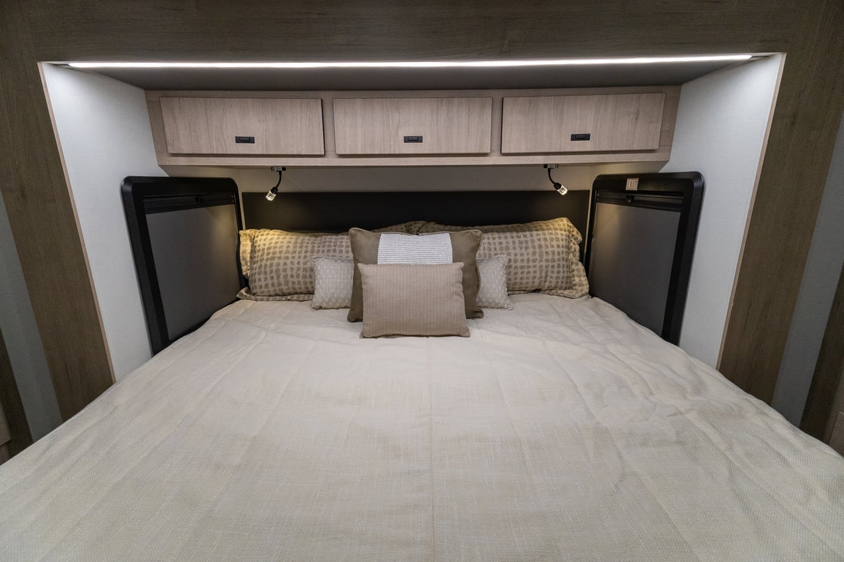 2026 Grand Design Lineage F 31ZW gallery image-25