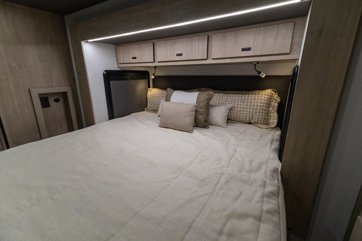 2026 Grand Design Lineage F 31ZW gallery image-26