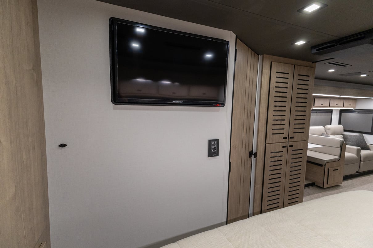 2026 Grand Design Lineage F 31ZW gallery image-27