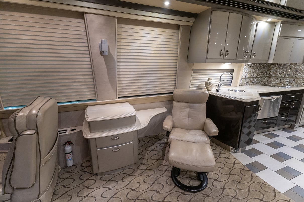 2006 Prevost Country Coach XL II gallery image-17