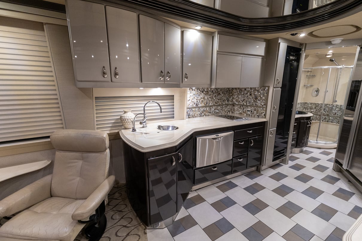 2006 Prevost Country Coach XL II gallery image-18