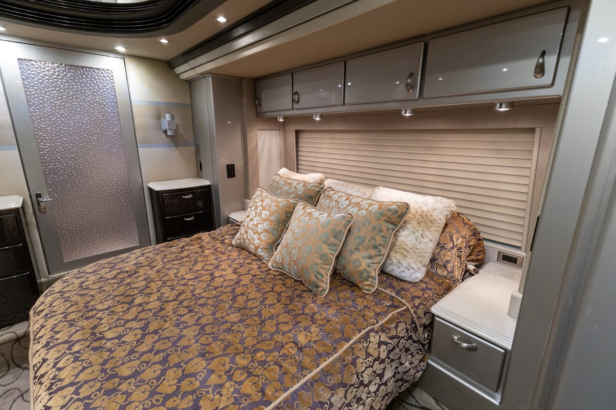 2006 Prevost Country Coach XL II gallery image-26