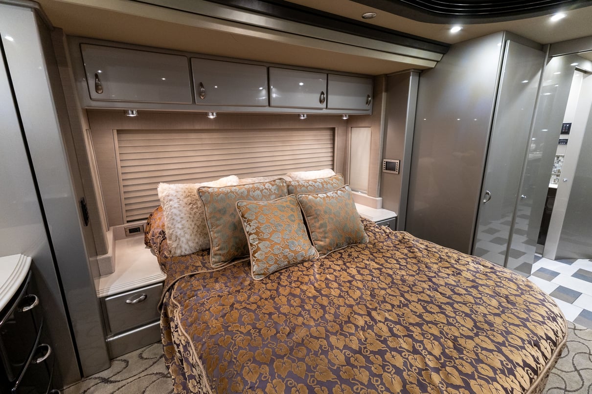 2006 Prevost Country Coach XL II gallery image-28