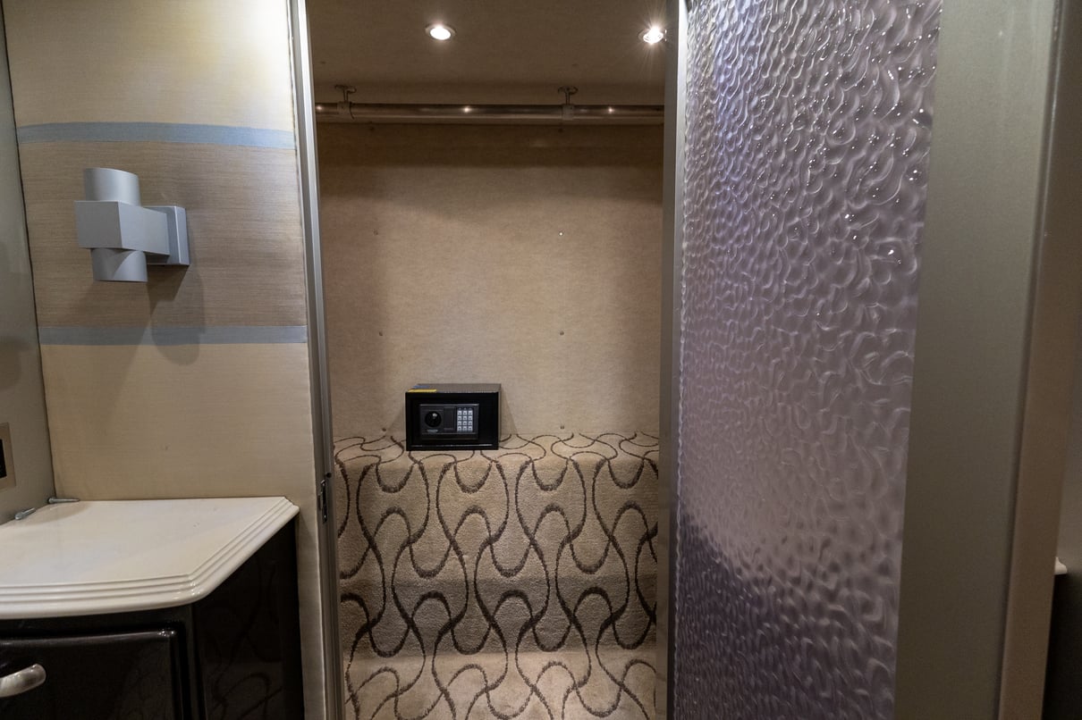 2006 Prevost Country Coach XL II gallery image-30