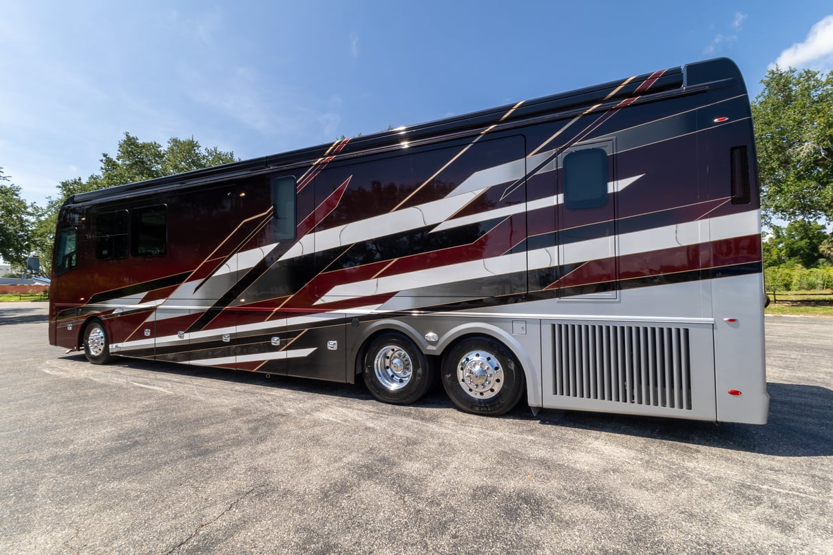 2023 Foretravel Realm Presidential LVMS gallery image-8