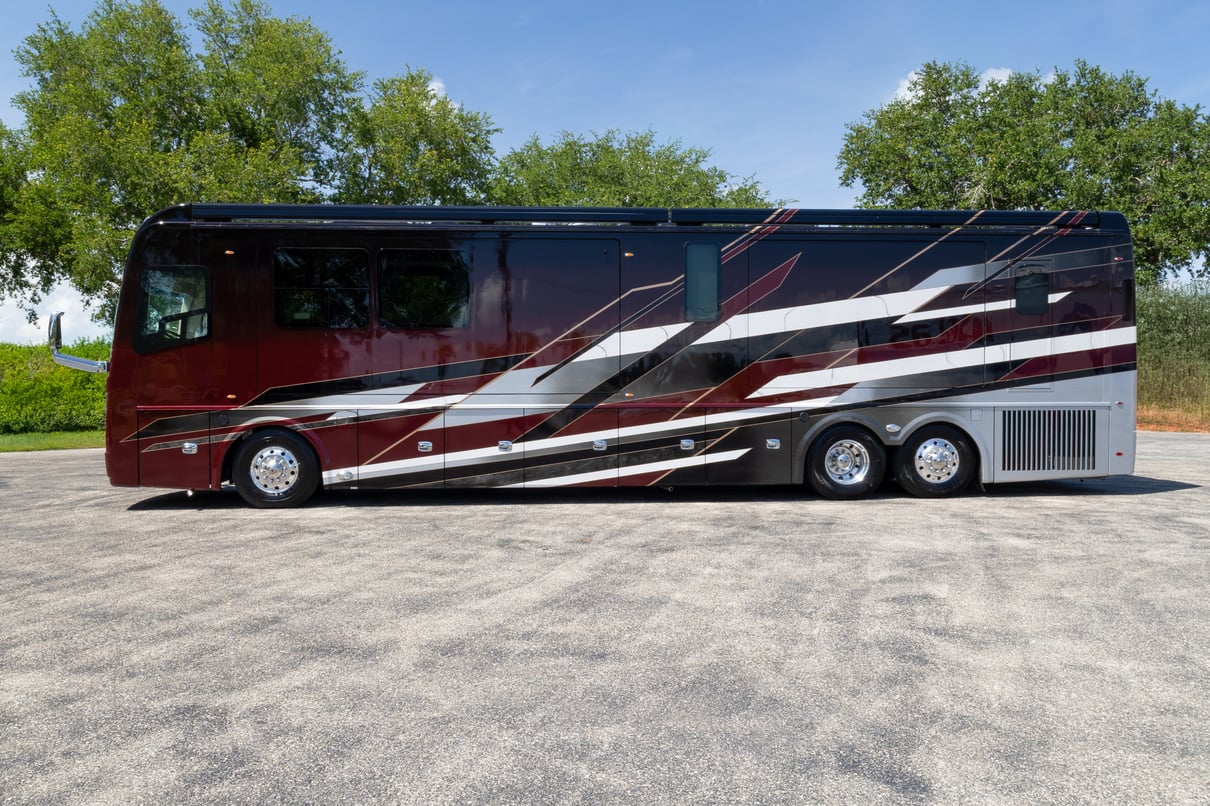 2023 Foretravel Realm Presidential LVMS gallery image-9
