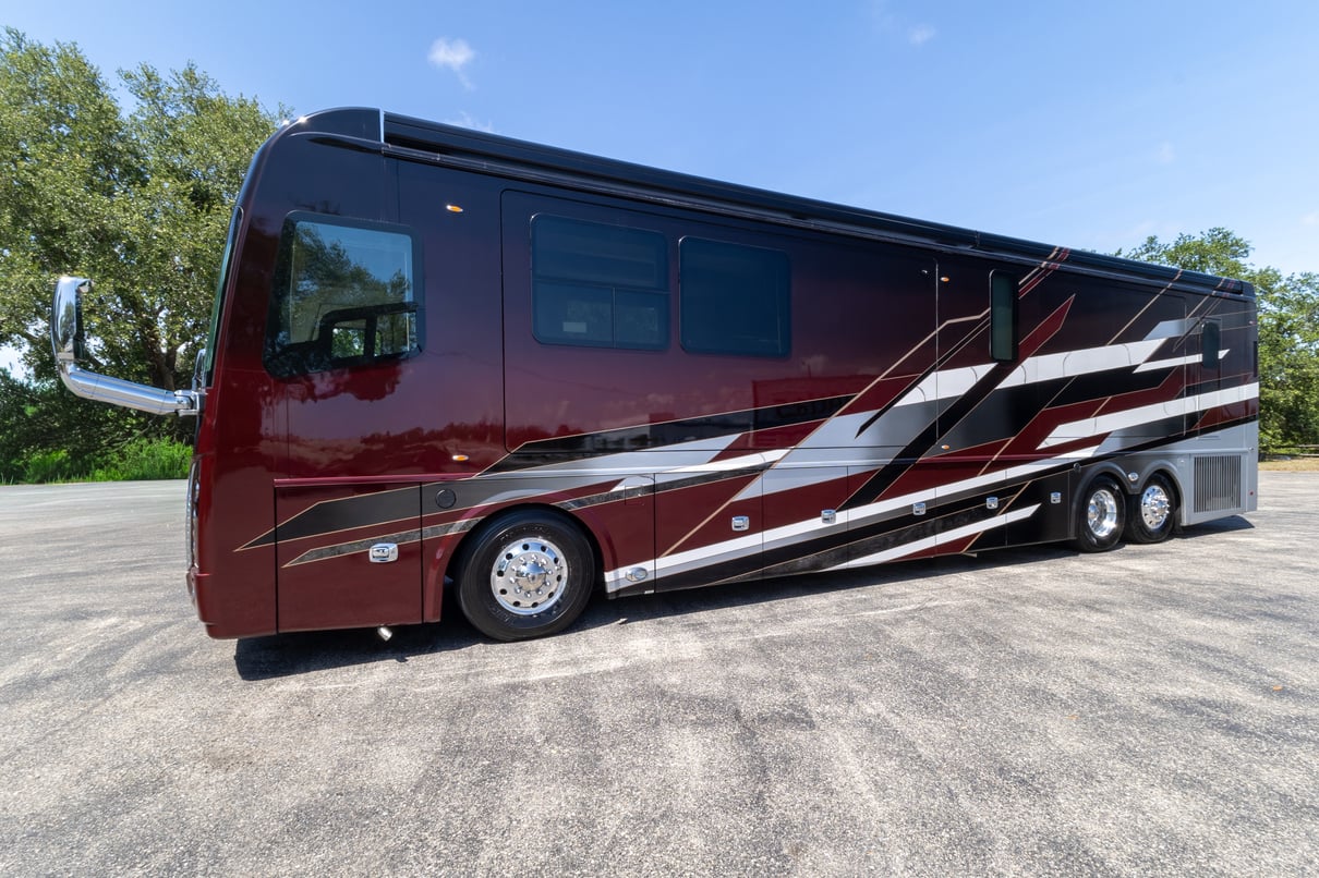 2023 Foretravel Realm Presidential LVMS gallery image-10