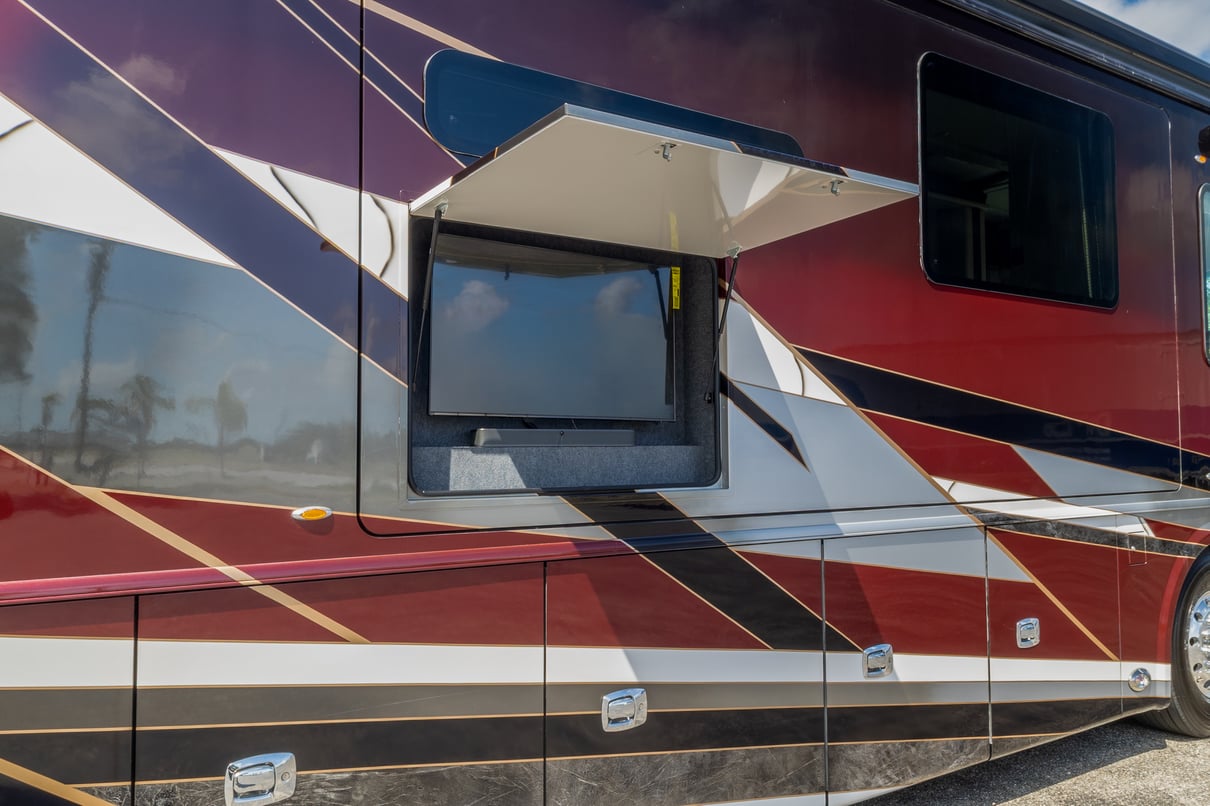 2023 Foretravel Realm Presidential LVMS gallery image-40