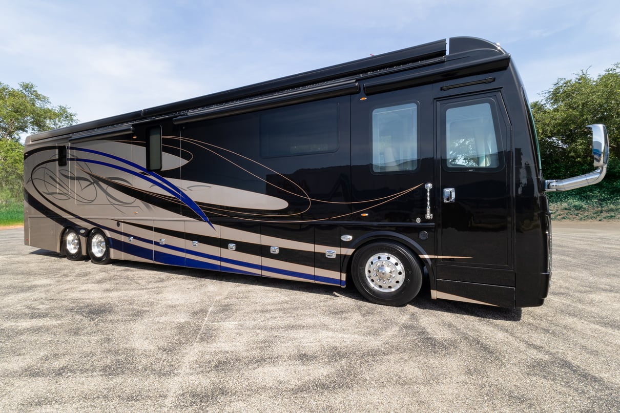 2019 Foretravel iH 45 gallery image-2