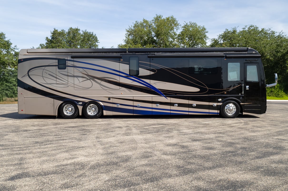 2019 Foretravel iH 45 gallery image-3