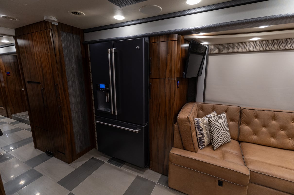 2019 Foretravel iH 45 gallery image-16