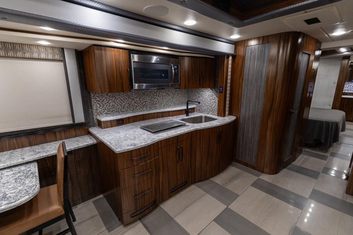 2019 Foretravel iH 45 gallery image-18